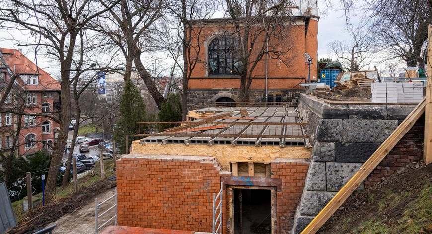 Zabytkowa toaleta na terenie bastionu jest remontowana