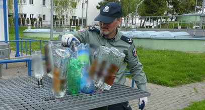 Żadnej taryfy ulgowej w Lublinie. Butelka za butelką do ścieków. Wylali tysiące litrów alkoholu [ZDJĘCIA]