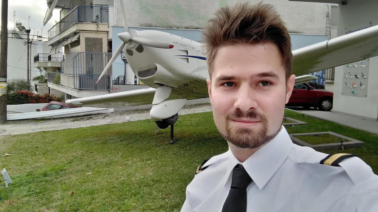 Robert jest pilotem w popularnej linii. 