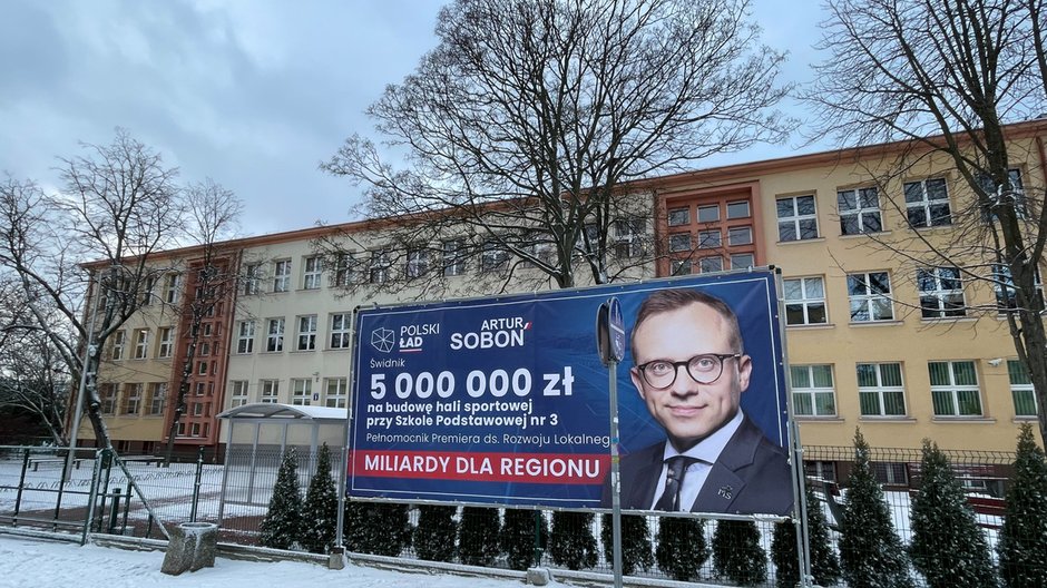 Baner przy jednej ze szkół w Świdniku