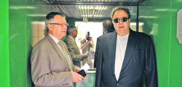 Kaczmarek (z lewej) miał stracić dochody w wysokości 5,5 mln zł, Netzel dwa razy wyższe