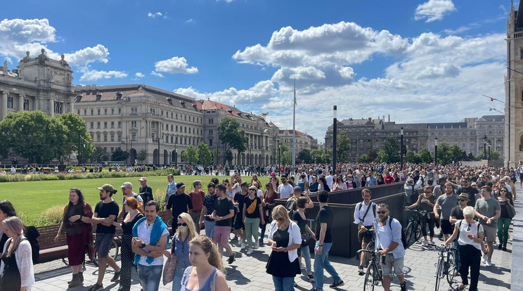 Háromnegyed óra alatt ezer fősre duzzadt a spontán tüntetés,  elindultak a Jászai Mari tér felé / Fotó: Marczali László