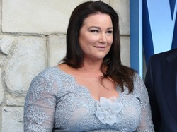 Niepotrzebne ozdobniki. Żona Pierce'a Brosnana w stylizacji, która mogłaby się sprawdzić tylko na modelce. FOTO