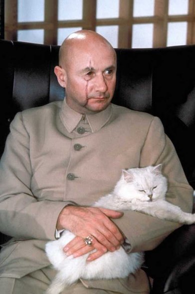 Donald Pleasence jako Ernst Stavro Blofeld w filmie "Żyje się tylko dwa razy"