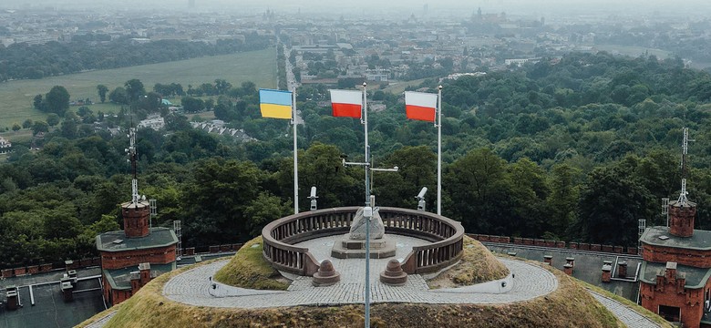 Mocne słowa wojewody w odpowiedzi na incydent z udziałem posła Brauna. Flaga znów wisi