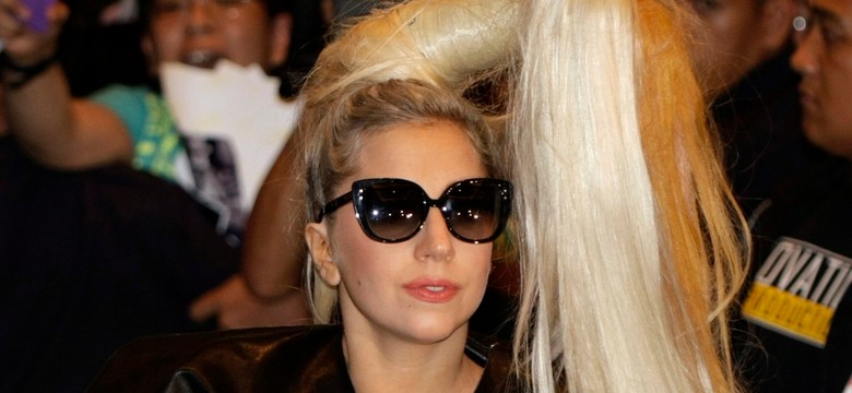 Lady GaGa strzela ogniem z biustu
