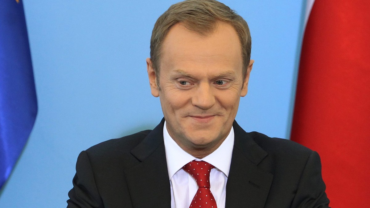 Premier Donald Tusk będzie w tym tygodniu prowadził rozmowy z szefem klubu Platformy Tomaszem Tomczykiewiczem i wicemarszałkiem Stefanem Niesiołowskim na temat obsady stanowisk w Sejmie i w klubie PO - wynika z informacji pochodzących od polityków tej partii. "Jesteśmy umówieni, jeśli taka propozycja padnie, jestem gotów ją przyjąć" - powiedział Tomczykiewicz.