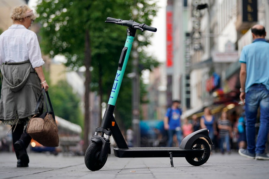 Hulajnoga elektryczna należąca do Tier na chodniku w Mannheim