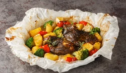 Pyszny obiad na sobotę. Podajemy przepis, Ty gotujesz. Mięso pieczone po grecku
