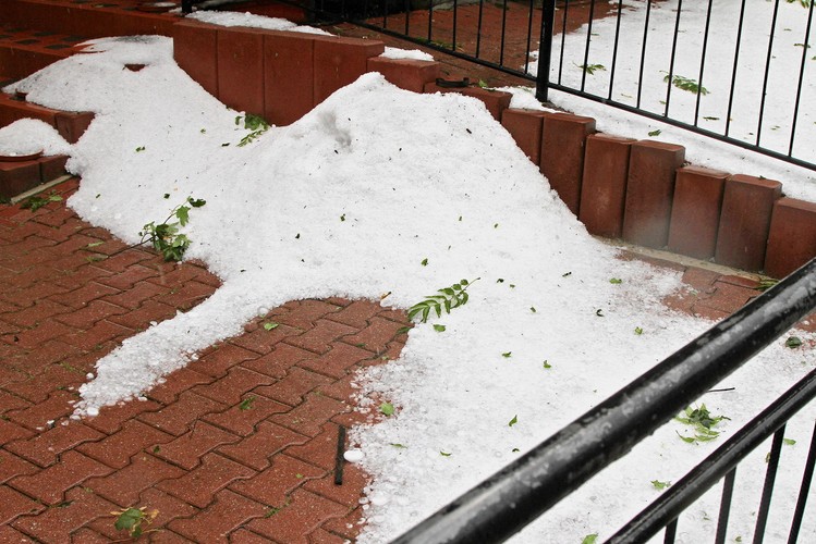 W Bukowinie Tatrzańskiej gwałtowna burza z gradem wyrządziła szkody głównie niszcząc samochody, drzewa owocowe i dachy pokryte eternitem