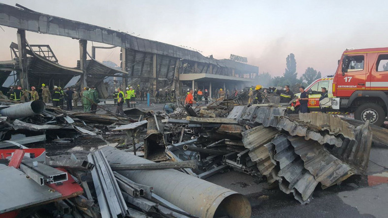Akcja ratunkowa po ataku na centrum handlowe w Krzemieńczuku