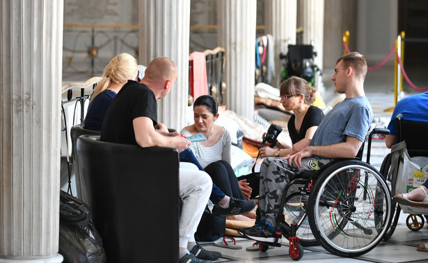 Rehabilitanci pomogą protestującym w Sejmie niepełnosprawnym. Kancelaria znalazła dla nich pomieszczenie w Domu Poselskim