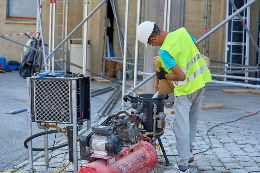 Trwają zaawansowane prace przy czyszczeniu historycznej budowli