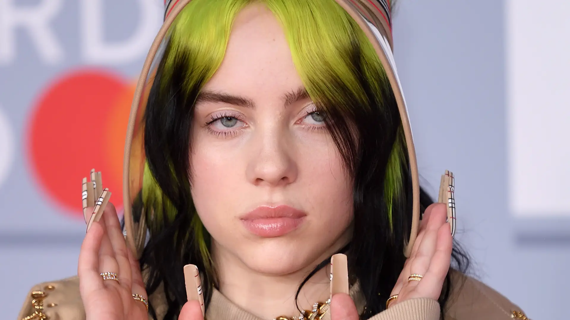 Billie Eilish zaskoczyła fanów nowym teledyskiem. "Biega po centrum handlowym i kradnie pączki"