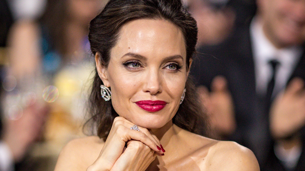 Angelina Jolie bierze czwarty ślub? Tego typu plotki od kilku dni pojawiają się w sieci. Jak się okazuje, niewiele jest w niej prawdy.