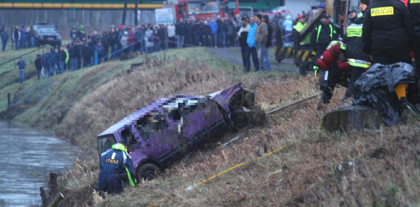 Tragedia w Tryńczy. W zatopionym aucie było pięć ciał. Śledztwo umorzono