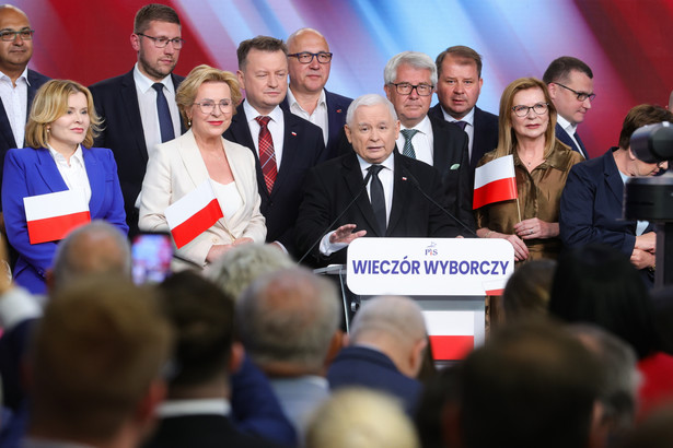 Warszawa, 09.06.2024. Wybory do Parlamentu Europejskiego 2024. Prezes PiS Jarosław Kaczyński (C), poseł Mariusz Błaszczak (3L), posłanka Anna Krupka (L), europoseł Jadwiga Wiśniewska (2L), posłanka Małgorzata Gosiewska (P), europoseł Ryszard Czarnecki (4P), europoseł Joachim Brudziński (C-tył) w sztabie wyborczym Prawa i Sprawiedliwości w Warszawie, 9 bm. Zakończyły się wybory do Parlamentu Europejskiego. (mr) PAP/Rafał Guz