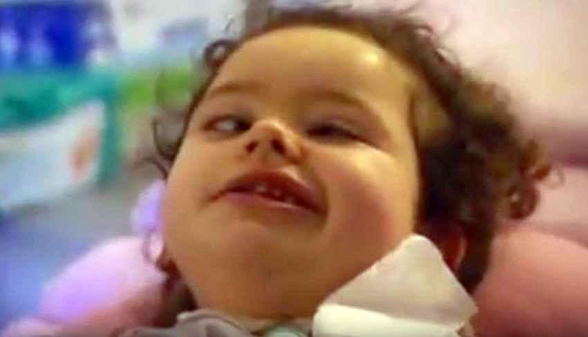 Seris Edvards Seris Edvards zadobila je teško oštećenje mozga u saobraćajnoj nesreći koju je izazvao 19-godišnji Antonio Sing Boparan kada je velikom brzinom udario u vozilo u kome se nalazila kao 11- mesečna beba. Preminula je u bolnici devet godina posle nemilog događaja.   Posle njene smrti u Dečjoj bolnici u Birmingemu, njen otac Garet Edvards odao je priznanje svojoj ćerki zbog hrabrosti koju je pokazala i rekao da je imala osmeh “zbog koga je svima bilo toplo oko srca”.