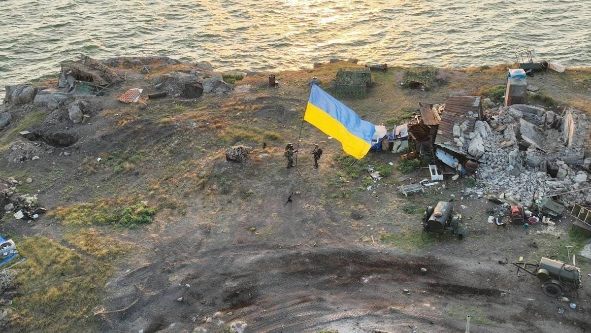 Tak wygląda odbita Wyspa Węży. Ukraińcy pierwszy raz podnoszą flagę [WIDEO] 