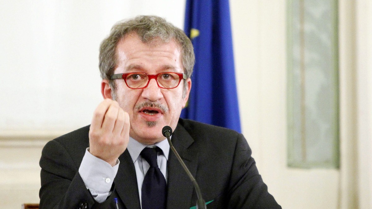 Minister spraw wewnętrznych Włoch Roberto Maroni zwrócił się do Komisji Europejskiej o przyznanie 100 milionów euro w związku z kryzysem na tle masowego napływu imigrantów z Afryki Północnej, głównie Tunezji, na włoskie wybrzeża.