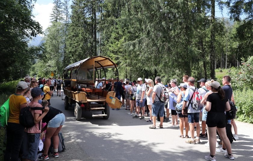 Wakacje pod Tatrami w pełni. Szturm turystów na Morskie Oko