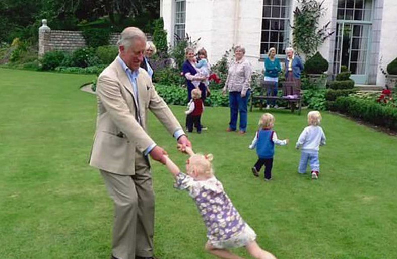 Książę Karol podczas zabawy z wnuczką Camilli 