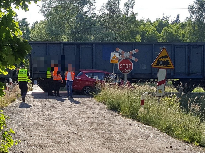 Wjechał Fordem w pociąg towarowy