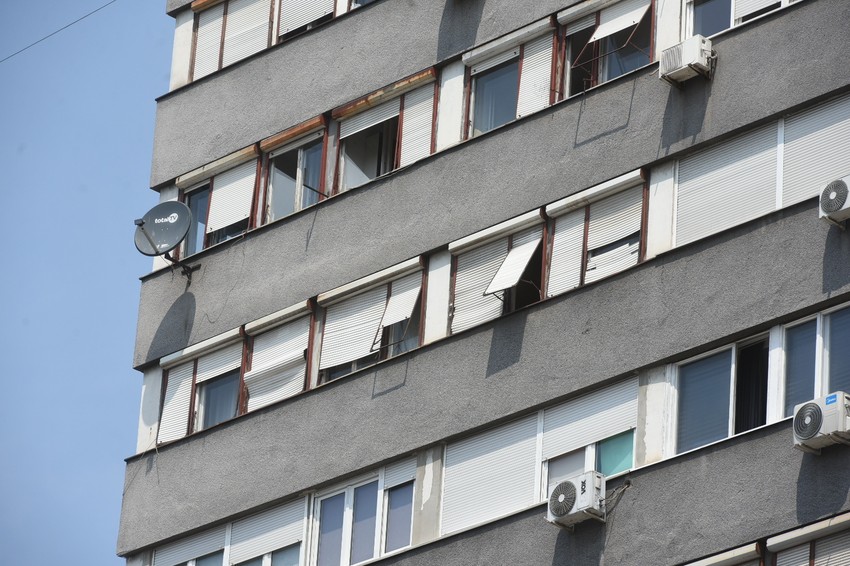Dečak je pao kroz prozor, ova zgrada nema terase