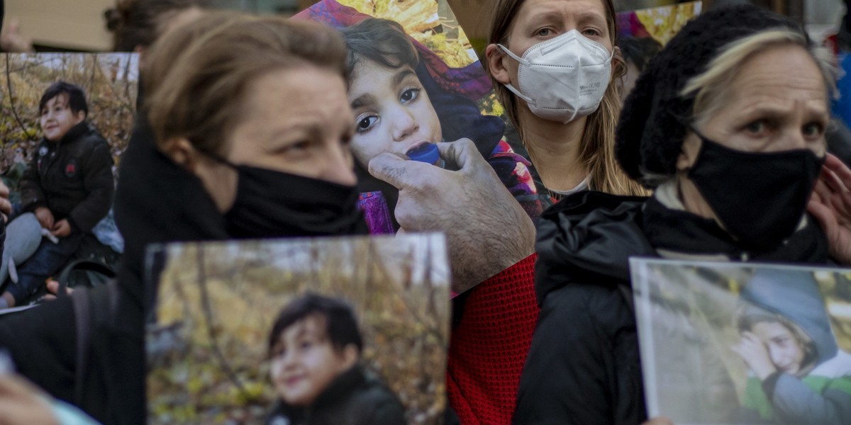 O umożliwienie organizacjom humanitarnym i medycznym działania w strefie objętej stanem wyjątkowym przy granicy z Białorusią apelowali w sobotę w Hajnówce (woj. podlaskie) uczestnicy akcji protestacyjnej „Matki na Granicę”.