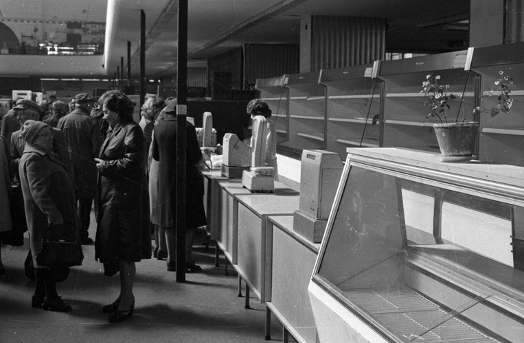 W 1976 roku, rząd Piotra Jaroszewicza wprowadził kartki na cukier. Na skutek stale narastających trudności gospodarczych, system kartkowy stopniowo rozszerzano - 28 lutego 1981 roku wprowadzono kartki na mięso, a 30 kwietnia tego samego roku - także na wszelkie przetwory mięsne oraz masło, mąkę, ryż i kaszę. <br>We wrześniu, reglamentacją objęto też mydło, proszek do prania i papier toaletowy. Po wprowadzeniu stanu wojennego, 13 grudnia 1981 roku, na kartki można było kupić między innymi czekoladę, alkohol, benzynę i buty.

Sklep mięsny z epoki PRL