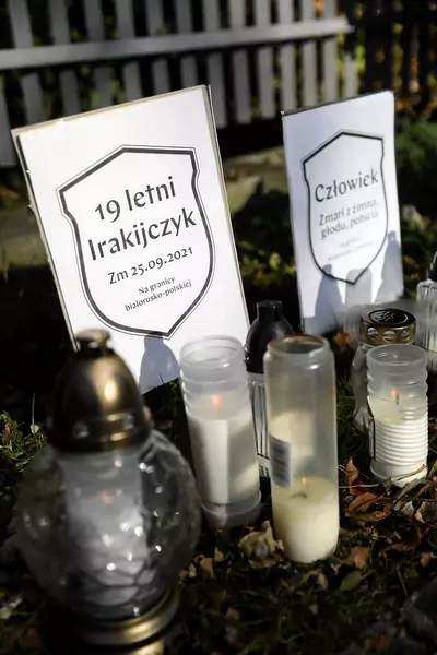Kraków: Tabliczki upamiętniające migrantów zmarłych przy granicy polsko-białoruskiej