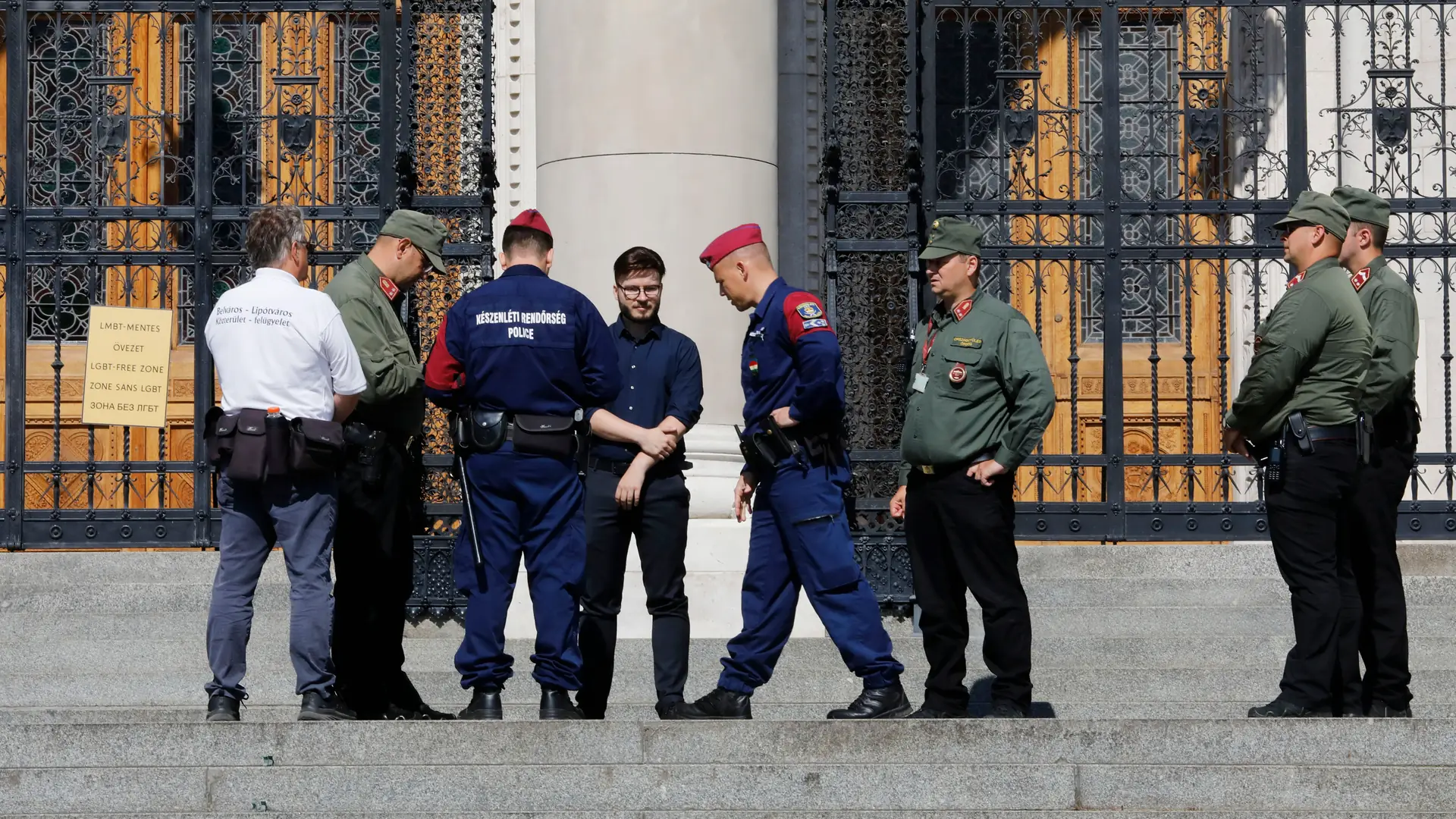 Parlament Węgier "strefa wolną od LGBT". Rozmawiamy z Bartem Staszewskim