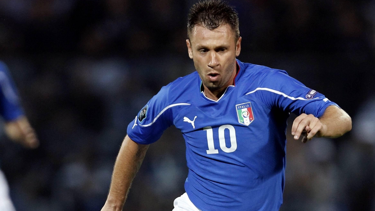 Agent Antonio Cassano potwierdził, że zawodnik łączony z wieloma europejskimi klubami pozostanie nadal piłkarzem AC Milan.