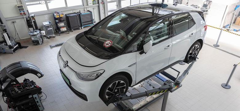 Volkswagen inwestuje w Polsce w sieć naprawy akumulatorów do aut elektrycznych