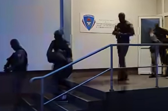 (VIDEO) FILMSKO HAPŠENJE U BANJALUCI Dolijao osumnjičeni za ubistvo Mrdaka, zaplenjeno 1,4 KILE KOKAINA, a evo šta  je još policija našla u njegovom autu