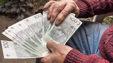 rekordowe dodatki z zus dla seniorów. te roczniki dostaną co miesiąc p