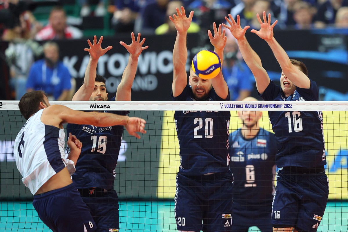 Zawodnicy reprezentacji Polski Marcin Janusz (2L), Mateusz Bieniek (C) i Kamil Semeniuk (P) oraz Torey Defalco (L) z USA podczas meczu grupy C mistrzostw świata siatkarzy w Katowicach