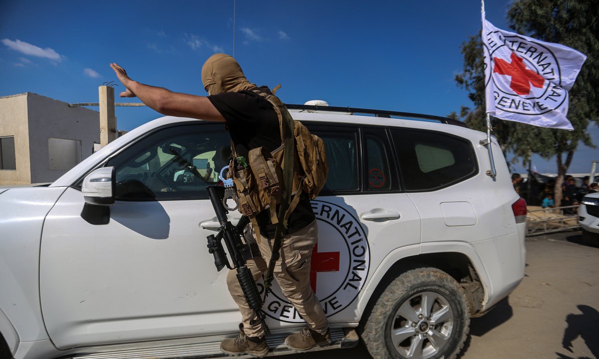 Hamas uwolnił wszystkich żywych zakładników. Ruszyły autobusy z Palestyńczykami