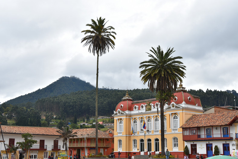 Główny rynek w pełnym uroku kolonialnym miasteczku Zipaquirá