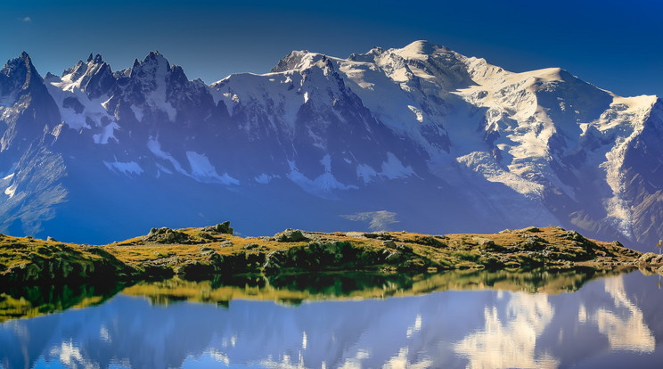 A Mont Blanc csúcsa nem mindig ugyanolyan magas, mert a rárakódó majd lekopó hó és jég függvényében különböző értékeket találnak a kétévente megismételt precíz mérések során. A folyamatot és az aktuális magasságot azonban számos tényező befolyásolja. / Fotó: NorthFoto