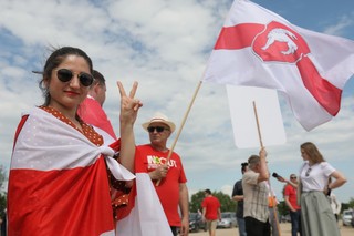 Protest Białorusinów przebywających w Polsce przed granicą w Bobrownikach