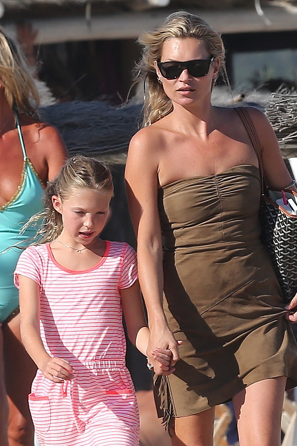 Kate Moss z córką na wakacjach (fot. Agencja BE&amp;W)