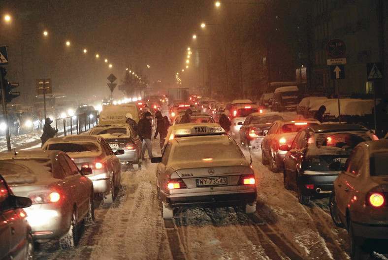 29.11.2010 Warszawa, Intensywne opady śniegu, korki na ul. Grójeckiej, fot. Franciszek Mazur / Agencja Gazeta