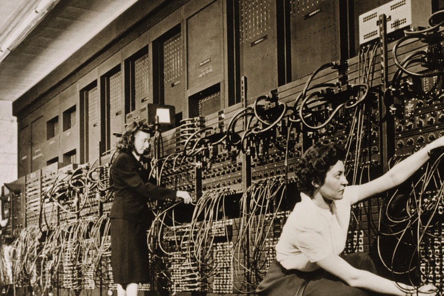 Komputer ENIAC zbudowany w latach 1943-1946 w Pensylwanii. Na zdjęciu techniczka przełącza wtyki kablowe, które pozwalały na programowanie