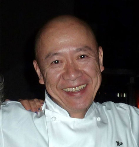 <b>10. Masa (Nowy Jork)</b>
<br></br> 
Jedna z najdroższych restauracji na nowojorskim Manhattanie. Króluje tu kuchnia japońska (w tym sushi), serwowana (dla wybranych gości osobiście) przez szefa kuchni, Masę Takayamę. Co ciekawe klient restauracji nie dostaje karty dań – zamiast tego szef kuchni, zgodnie z zasadami „omakase”, sam oceni co zasmakuje gościowi i przyniesie mu polecane propozycje dań. Czas spędzony w Masa można umilić sobie podziwianiem m.in. kontuaru wartego ponad 60 tys. dolarów, wykonanego z jednego kawałka rzadkiego japońskiego drzewa hinoki. 
<br></br> 
Decydując się na odwiedzenie tej restauracji trzeba liczyć się z rachunkiem, który wyniesie minimum 350 dolarów (plus napiwki i podatki). Oczywiście znacznie więcej zapłaci gość, który do posiłku zamówi alkohol. Masa proponuje m.in. karafkę japońskiej sake Kikuhime za 400 dol. albo butelkę francuskiego Chateau Margaux Bordeaux rocznik 1995 za 1500 dolarów. Mimo wysokich cen chętnych na wizytę w restauracji nie brakuje - na rezerwację stolika trzeba czekać nawet 4 tygodnie. Prestiżowy przewodnik Michelin przyznał lokalowi najwyższą, trójgwiazdkową notę.