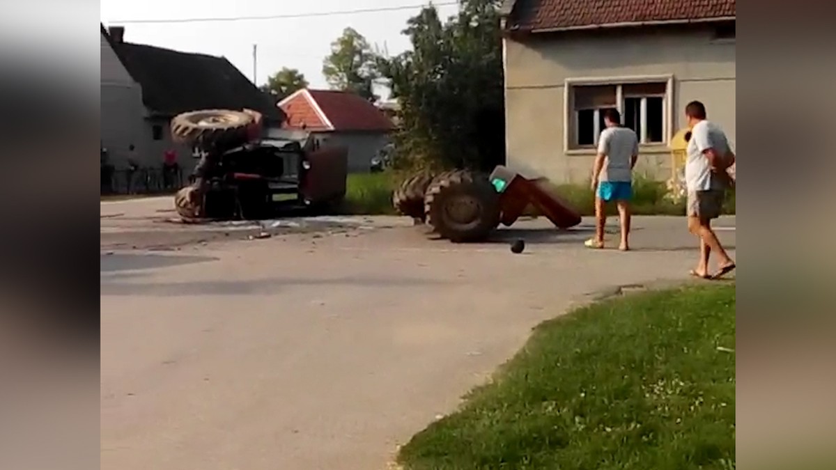 TRAGEDIJA KOD PEĆI Prevrnuo se traktor: Jedna osoba poginula
