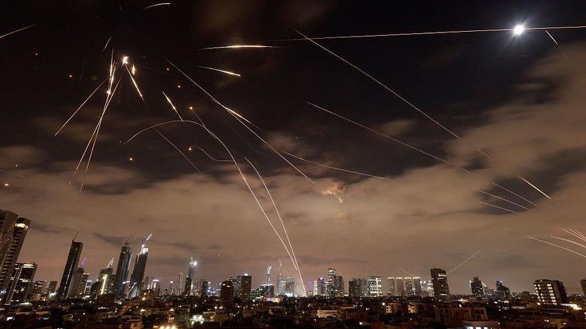 Izraelska protivvazdušna odbrana presrela je mnoge projektile Teherana, ali su neki pogodili izraelska mesta i bilo je poginulih i povređenih | Foto: MENAHEM KAHANA/AFP via Getty Images