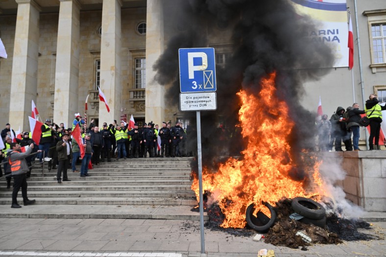 Protestujący rolnicy blokują centrum Wrocławia, 15 lutego 2024 r.