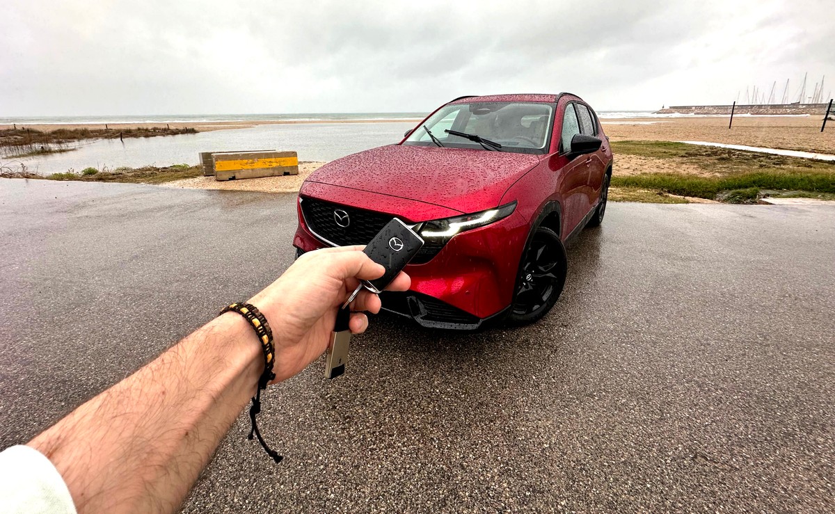 Nowa Mazda CX-5 trzeciej generacji w kolorze Soul Red Crystal, test, zbliżenie na kluczyk do samochodu