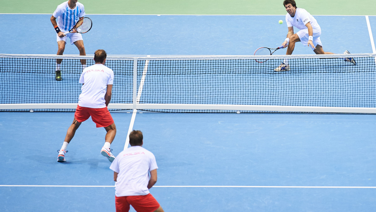 Popularnością w Argentynie wśród sportów tenis ustępuje tylko piłce nożnej. Potwierdzenie stanowi 17 dziennikarzy z tego kraju na meczu 1. rundy Grupy Światowej Pucharu Davisa w Gdańsku i kilkunastoosobowa grupa kibiców jeżdżąca za reprezentacją po całym świecie.